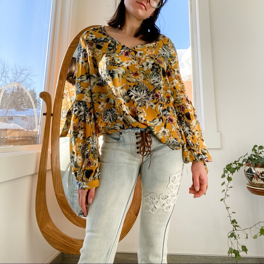 flowery blouse - open sleeve